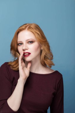 Bir sır söylemek parlak makyaj güzel kız. Genç kadın portre. Komik kız modeli hakkında bir şeyler fısıldayan.