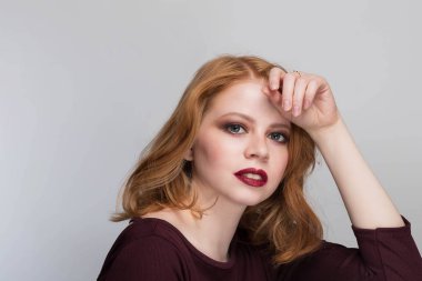 Moda kadın portre, yakın çekim. Kızıl saçlı kız kameraya.