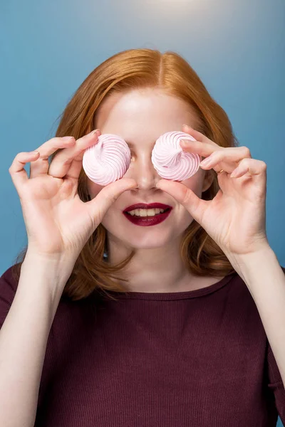 Ruiva Cobriu Olhos Com Marshmallows Sorriso Emoções Positivas Diversão Close — Fotografia de Stock