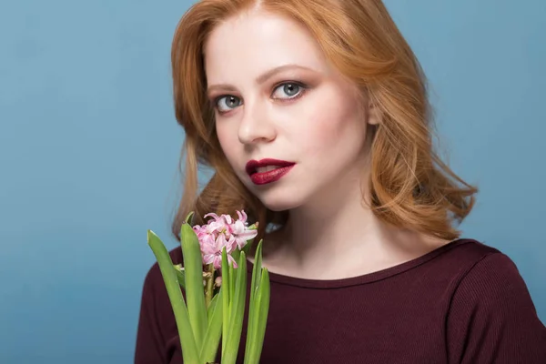 Close Retrato Uma Jovem Mulher Cheirando Jacinto Flores Primeiro Plano — Fotografia de Stock