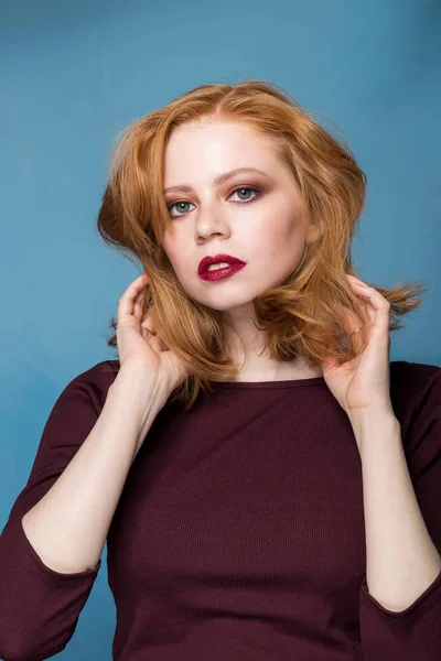 Close up portrait of a redhead girl on blue background. Beautiful woman with professional makeup, retouching. Fashion, fashion, cosmetics — Stock Photo, Image