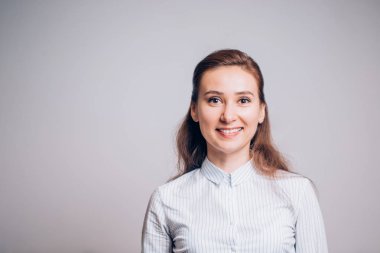 Kamera neşeli ve sevimli bir gülümseme ile olumlu bir haber ya da hediye, sevindirici mutlu neşeli kadın arıyor. Olumlu duygular, sevinç, mutluluk kavramı