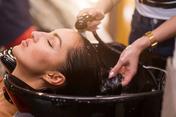 Ritratto Vicino Donna Che Lava Capelli Salone Bellezza Concetto Prodotti — Foto Stock