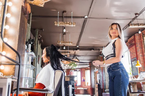 Hermosa Peluquera Mientras Trabaja Con Una Linda Mujer Morena Concepto — Foto de Stock