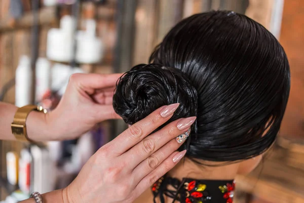 Hermoso Pelo Largo Morena Peinado Cuidado Del Cabello Spa Cuidado —  Fotos de Stock