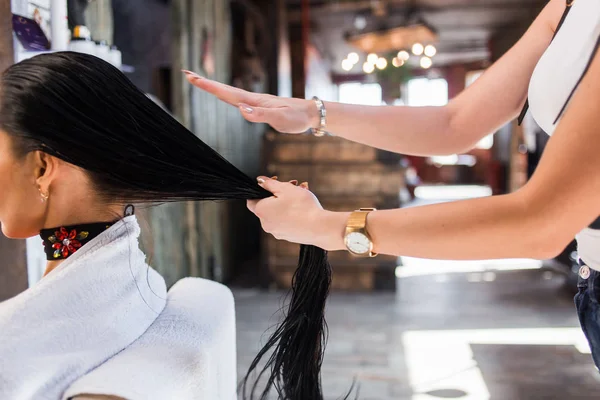 现代水疗沙龙的美发服务 理发师妇女在客户的头发上应用口罩或油 — 图库照片