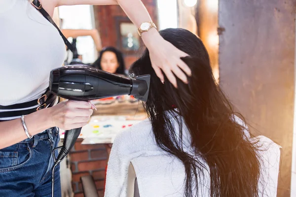 Επαγγελματία Κομμωτή Στεγνωτήρα Μαλλιών Στεγνώνει Μαλλιά Στο Σαλόνι Ομορφιάς — Φωτογραφία Αρχείου