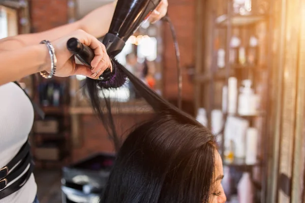 Peluquería Femenina Haciendo Peinado Chica Salón Belleza Cerca — Foto de Stock