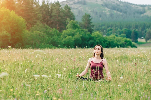 Menina Fazendo Ioga Meditação Livre — Fotografia de Stock