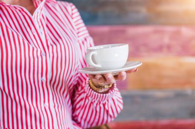 Bir fincan çay ya da kahve bir kız, bir kadın bir yandan closeup. İçecekler, kafeterya, yaşam tarzı kavramları