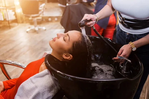 Spa Tratamento Cabelo Mulheres Morenas Salão Beleza Close Salão Cabeleireiro — Fotografia de Stock