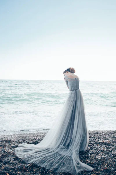 Žena Dlouhé Krásné Šaty Stojí Poblíž Moře Zpět — Stock fotografie