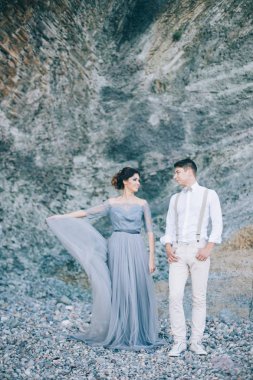 Bir gülümseme ile birbirine bakarak rock güzel çift