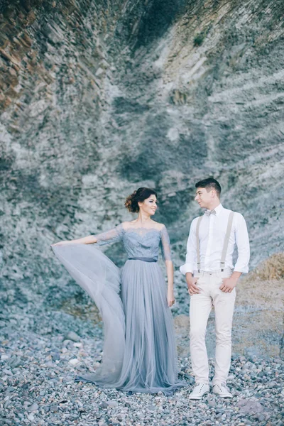 Bir gülümseme ile birbirine bakarak rock güzel çift