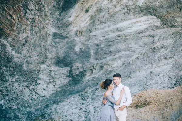 Bella Coppia Vicino Alle Rocce Guardando Con Sorriso Vicenda Abbraccio — Foto Stock