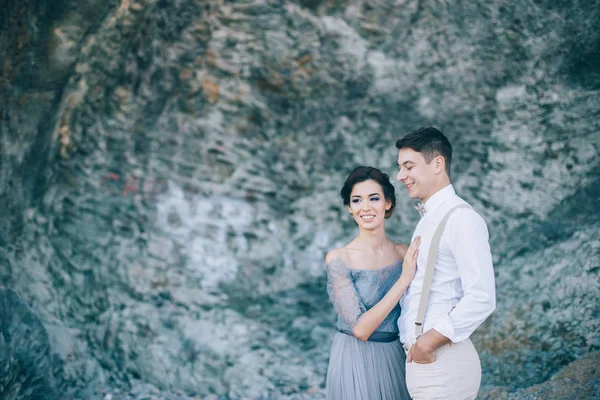 Güzel Çift Yakınındaki Kayalar Düğün Günü — Stok fotoğraf