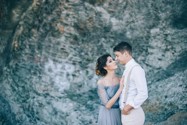 Yeni Evliler Yakınındaki Kayaların Aşk Mutluluk Düğün Portresi — Stok fotoğraf