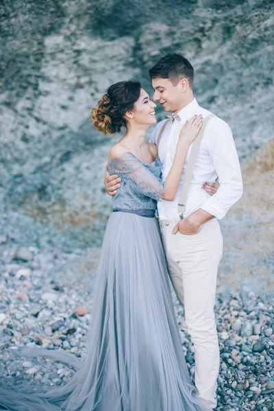 Gelin ve damat yaz aylarında doğada. Esmer bir adam ile güzel bir kadının uzun elbise düğün