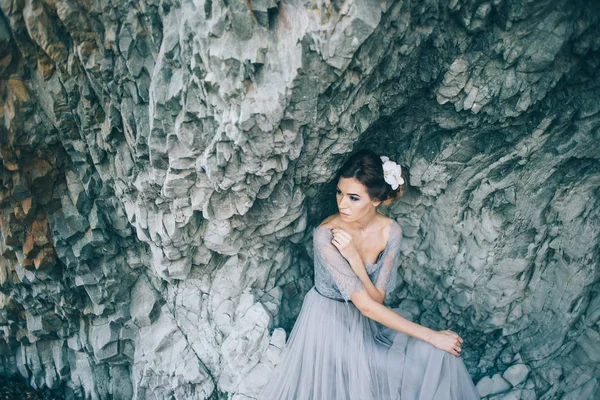 Bella Sposa Bruna Abito Grigio Tulle Pizzo Vicino Alla Roccia — Foto Stock