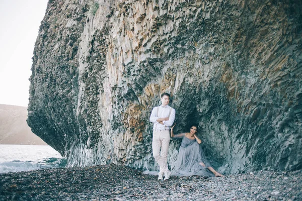美しい若いカップルの結婚式の日に海の近きます 幸福感 — ストック写真