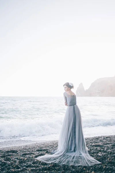 Bella Ragazza Abito Lungo Grigio Con Velo Sulla Spiaggia Onde — Foto Stock