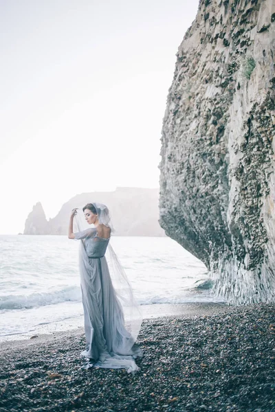 Bella Sposa Sulla Spiaggia Abito Lungo — Foto Stock