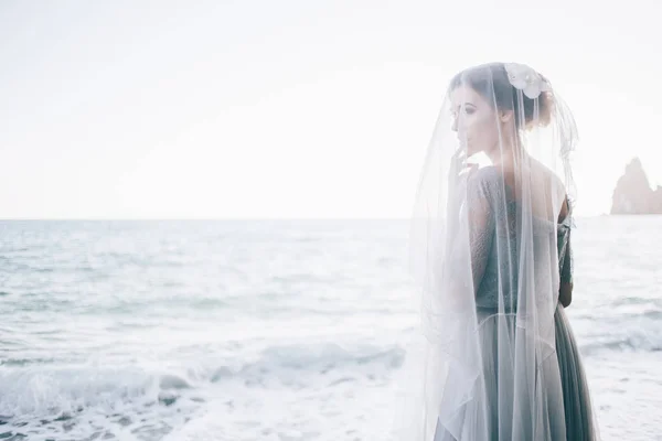 Bella Sposa Donna Sotto Velo Vicino Mare Matrimonio Felicità Stile — Foto Stock