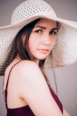 Kameraya bakarak şapkalı güzel bir kadın portresi closeup