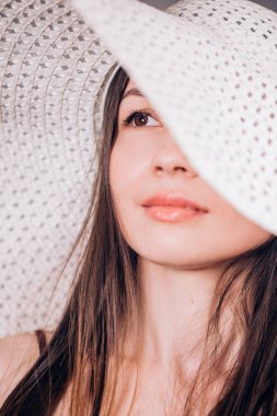 Güzel bir şapka, bir kadında görünümünü kapatmak portre kadar