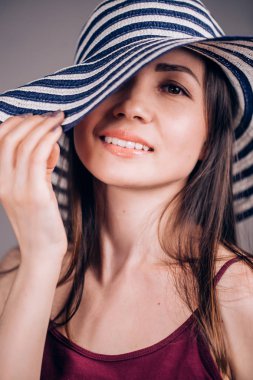 Şapkalı güzel bir seksi kadın portre portre. Yaz, plaj sezonu, yaşam tarzı, mutluluk ve neşeli duygular