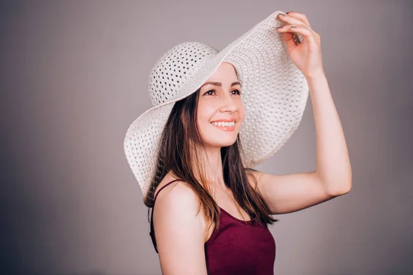 Ευτυχισμένος Νεαρή Γυναίκα Μελαχρινή Μπεζ Καπέλο Χαρά Και Χαμόγελο Ψάχνει — Φωτογραφία Αρχείου