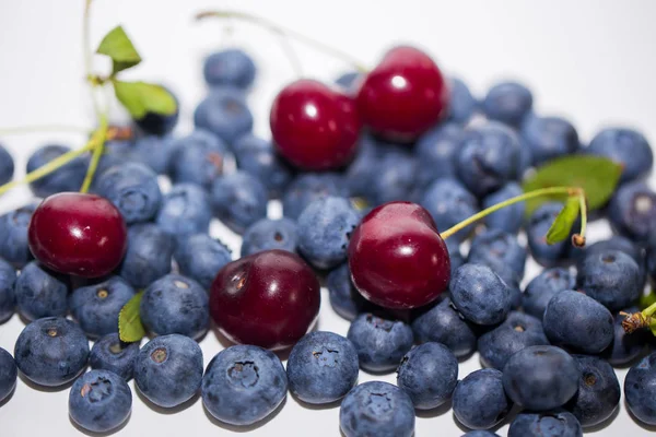 成熟樱桃与蓝莓在白色背景 有选择性聚焦的浆果特写 — 图库照片