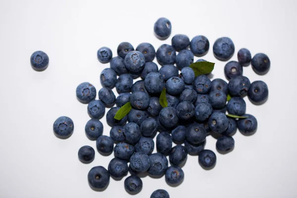 成熟和多汁新鲜采摘蓝莓接近白色背景 — 图库照片