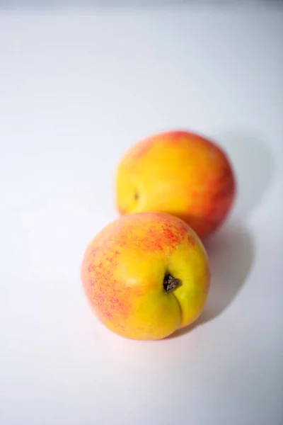 Δύο Ώριμα Νεκταρίνια Λευκό Φόντο Φωτογραφία Τρόφιμα Φρούτα Υγεία — Φωτογραφία Αρχείου