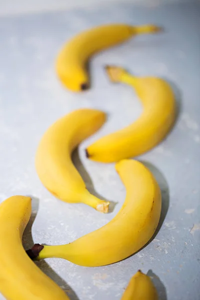 Groupe Bananes Juteuses Mûres Sur Fond Gris Nourriture Photo Gros — Photo