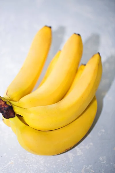 Gros Plan Bananes Jaunes Mûres Sur Fond Gris Fruits Aliments — Photo