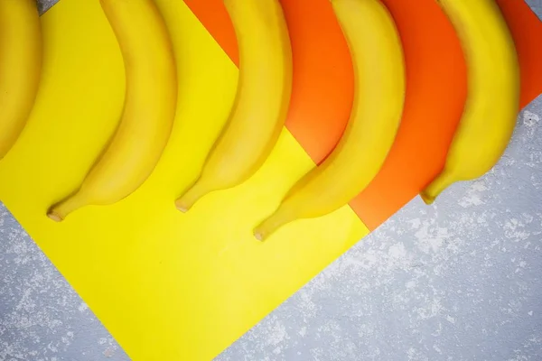 Bananas Frescas Fundos Coloridos Amarelos Laranja Vista Superior — Fotografia de Stock