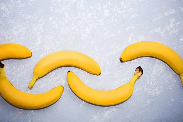 Vista Superior Amarelo Colorido Bananas Fundo Cinza Alimentos Saudáveis Frutas — Fotografia de Stock