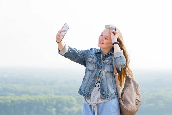 公園の屋外 Selfies を取っている美しい幸せな金髪女の子 水平方向の肖像画 コピー スペース — ストック写真