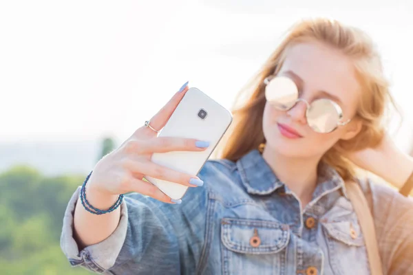 Napszemüveg Egy Vesz Egy Selfie Háttérben Természet Smartphone Fókusz — Stock Fotó