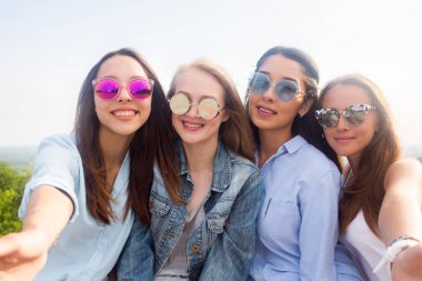 Bir portre selfie doğada kız öğrenci grupları