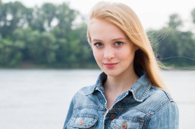 Güzel sarışın kadın arka plan kopya alanı ile doğanın portresi yatay yakından.