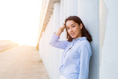Gün batımında, kopya alanı esmer kadın gülümseyerek olumlu outdur portre.