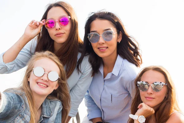 Selfie Primer Plano Las Cuatro Hermosas Mejores Amigas Gafas Sol —  Fotos de Stock