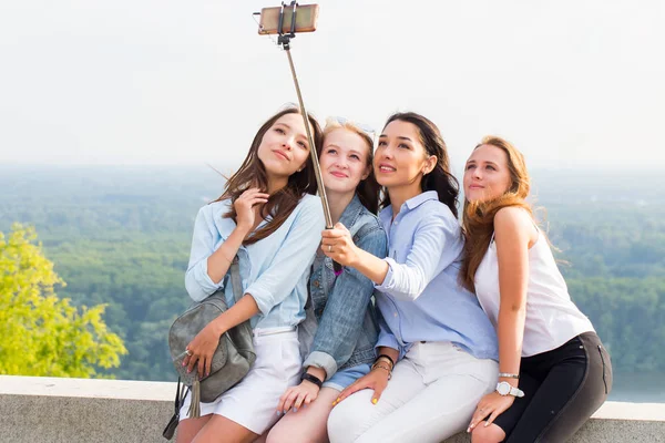 Selfie Cuatro Jóvenes Estudiantes Fondo Naturaleza —  Fotos de Stock