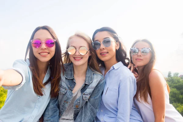 Τέσσερις Χαμογελώντας Ελκυστικές Γυναίκες Πολύχρωμα Γυαλιά Ηλίου Κάνει Selfie Εξωτερική — Φωτογραφία Αρχείου