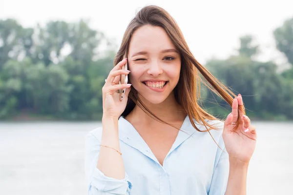 Mujer Joven Divertida Sonriendo Guiñando Ojo Hablando Por Teléfono Primer —  Fotos de Stock