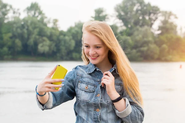 自然公園の中のスマート フォンで Selfies を取っている女の子のポートレート クローズ アップ 現代の技術 ライフ スタイル コンセプト — ストック写真