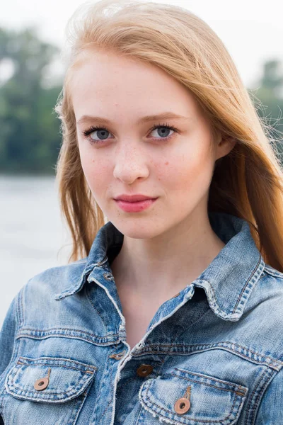 Close Van Portret Van Een Mooie Blonde Vrouw Natuur — Stockfoto