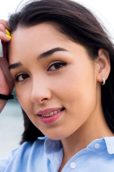 Primer Plano Cara Una Hermosa Morena Sonriente —  Fotos de Stock